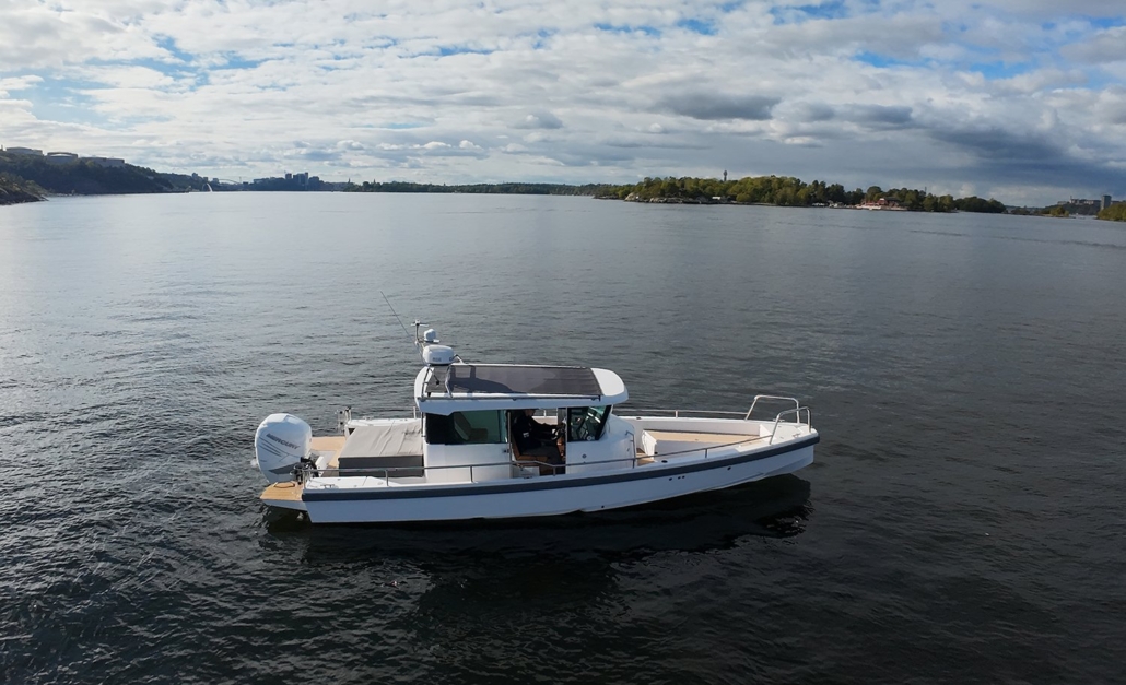 Axopar 28 AC - Huvudbild (Marinmäklarna, Nacka Strand)